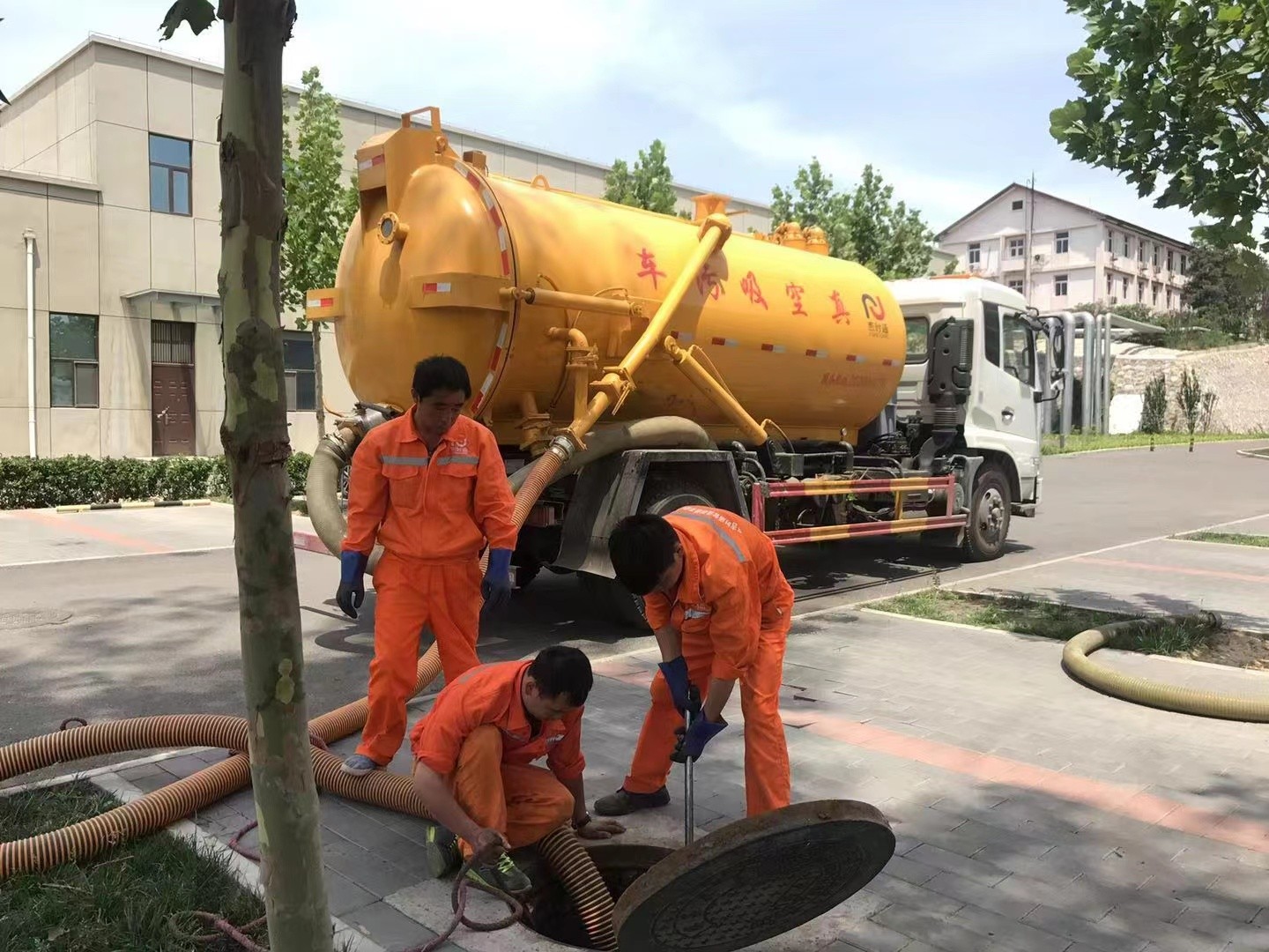 北流管道疏通车停在窨井附近