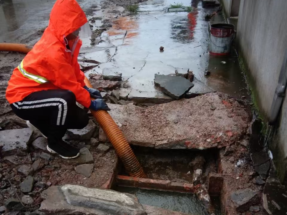 北流专业清理污水池 炜誉市政以规范流程守护城市 “肠道”